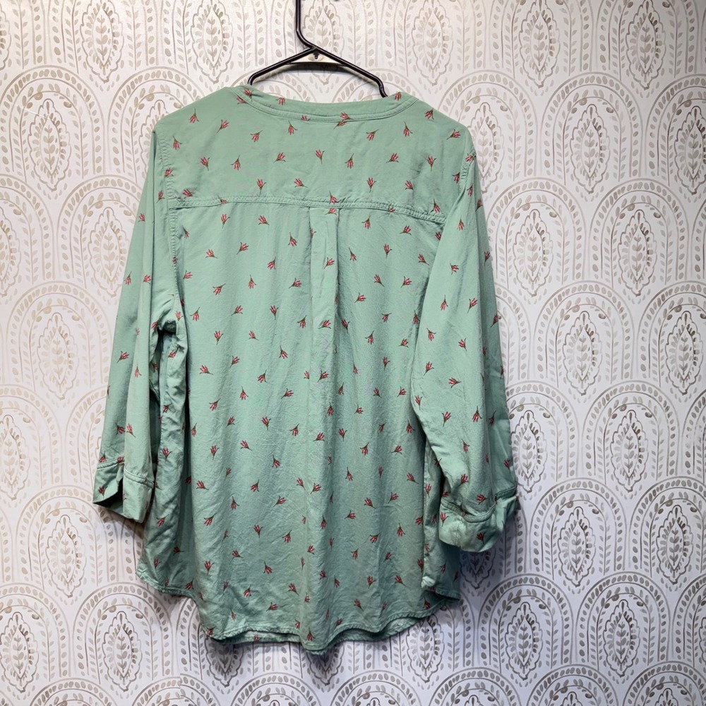 Torrid Harper Blouse Womens 2 Green Floral Rosebud Roll Tab Sleeve V-Neck Top - Picture 2 of 7